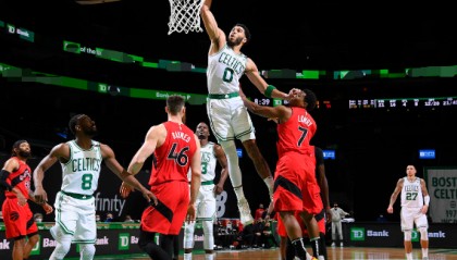  塔图姆35分绿军横扫猛龙  