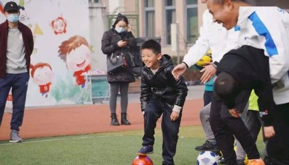  门兴格拉德巴赫默契配合流畅，团队足球展现独特魅力