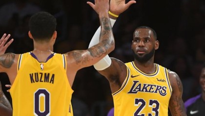  詹姆斯里程碑之夜创历史，湖人逆转国王保留季后赛希望