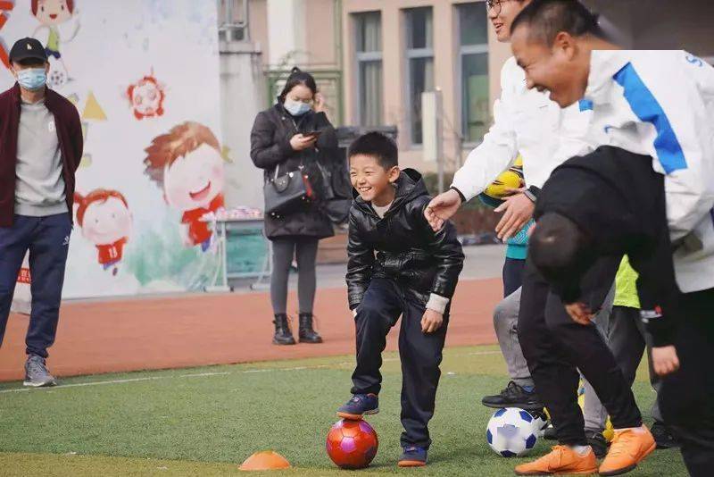  门兴格拉德巴赫默契配合流畅，团队足球展现独特魅力